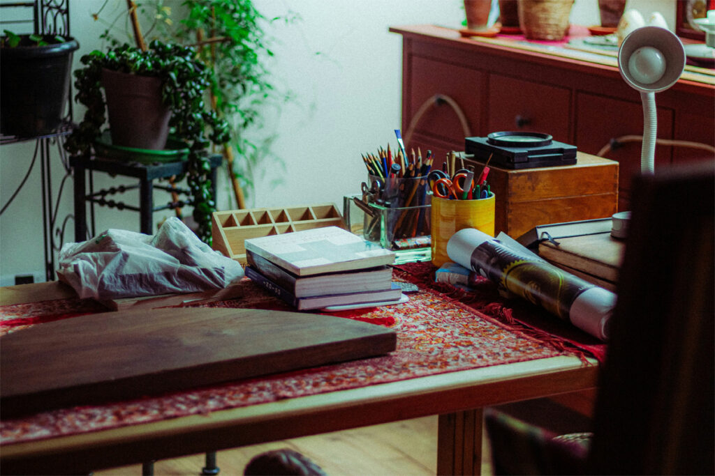 un bureau avec du matériel pour créer son visionboard
